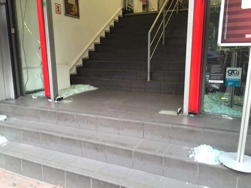 ΒΙΝΤΕΟ τρόμου: Οι πολίτες τρέχουν να σωθούν από τους κουκουλοφόρους